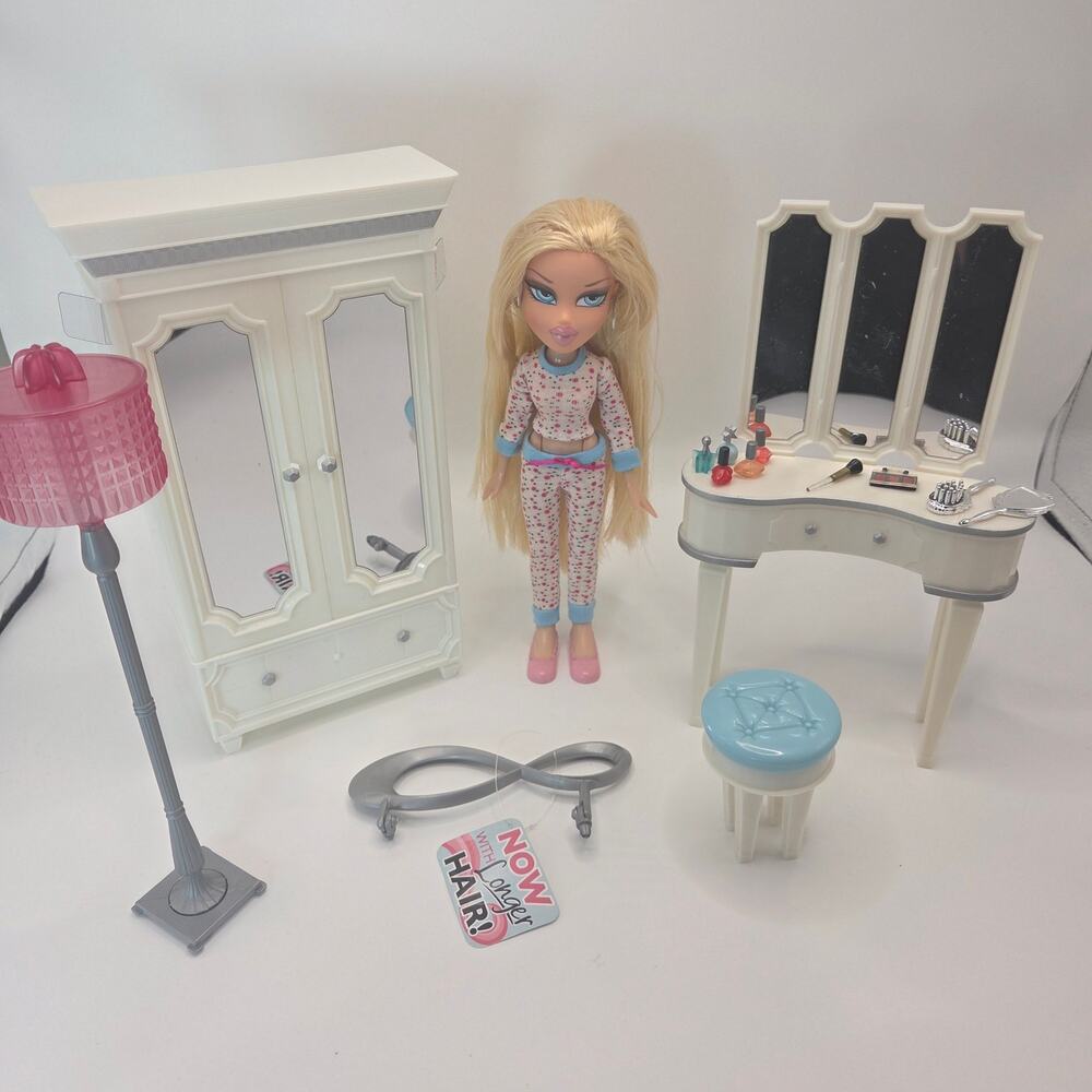 2009 Bratz World Cloe's House Set + Doll in Original Clothes - 100% Complete